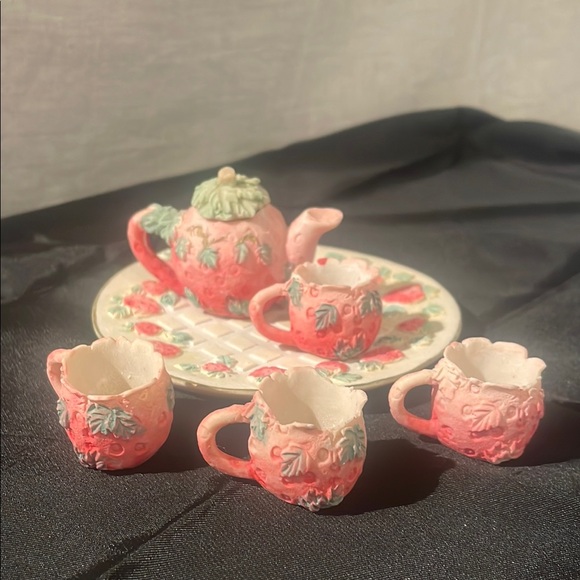 Strawberry Teapot Set - Pink and Green miniature - Picture 1 of 3